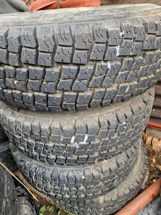 Vand 4 anvelope 235/75/15 stare ff buna aproape noi Pret 1700 neg