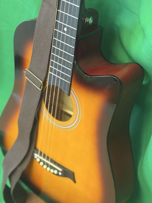 Гитара новая с ремешком