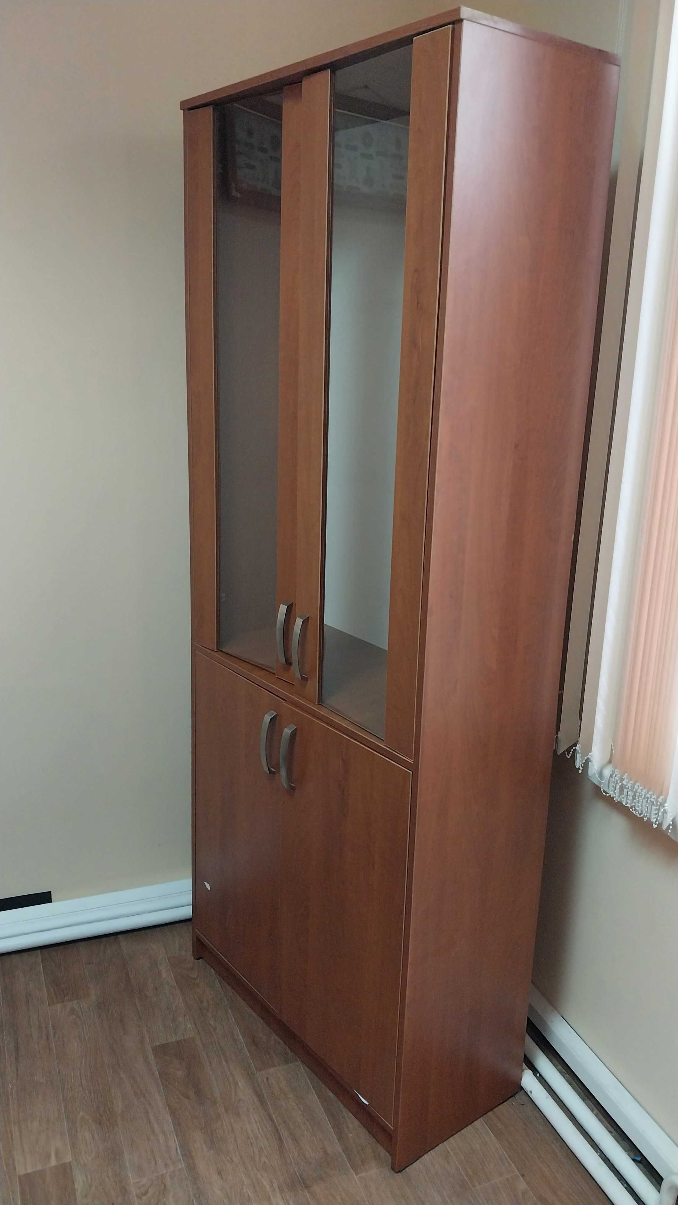 Продаются шкафы офисные и столы