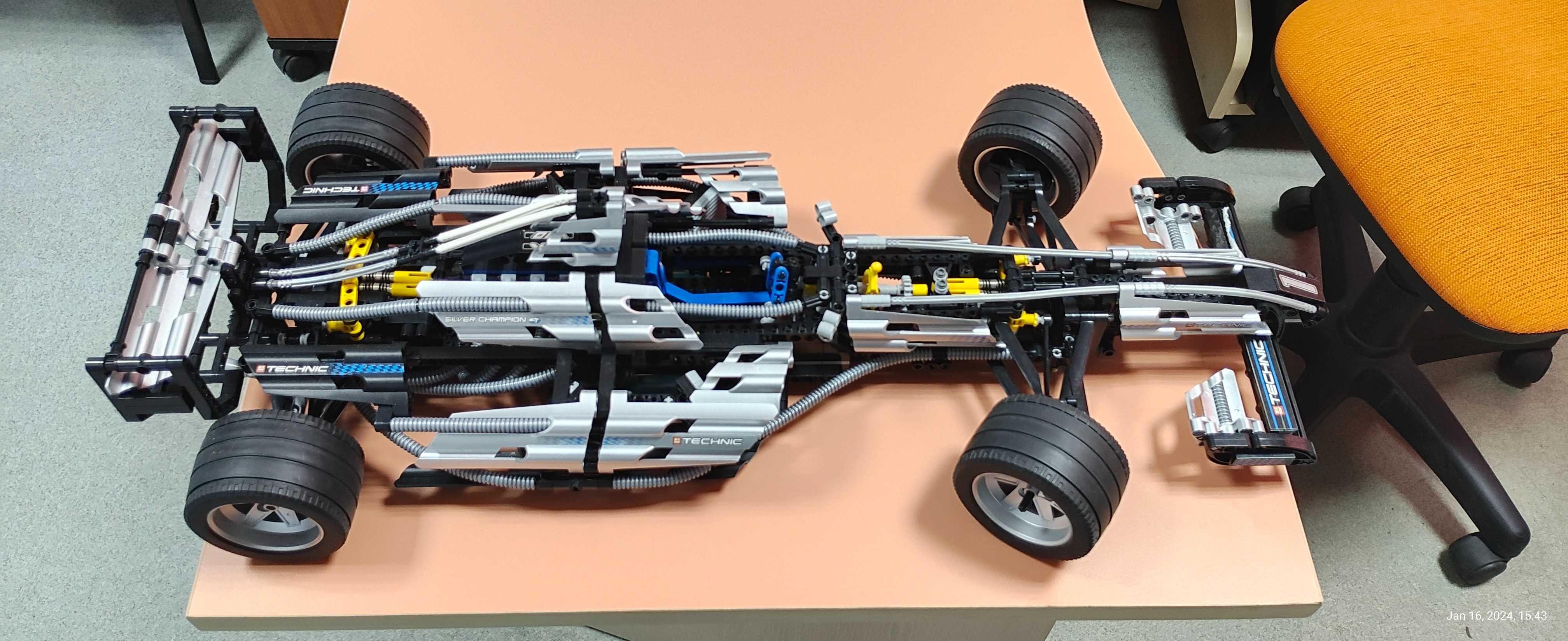 Masini de curse F1 tip LEGO