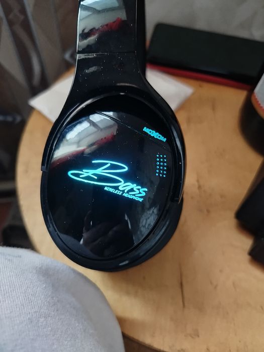 Продаются наушники.