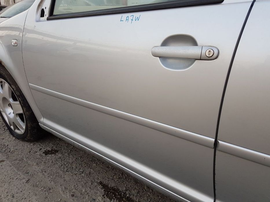 Usa / Portiera Stanga Fata VW Bora 1998 - 2005 Cod Culoare LA7W