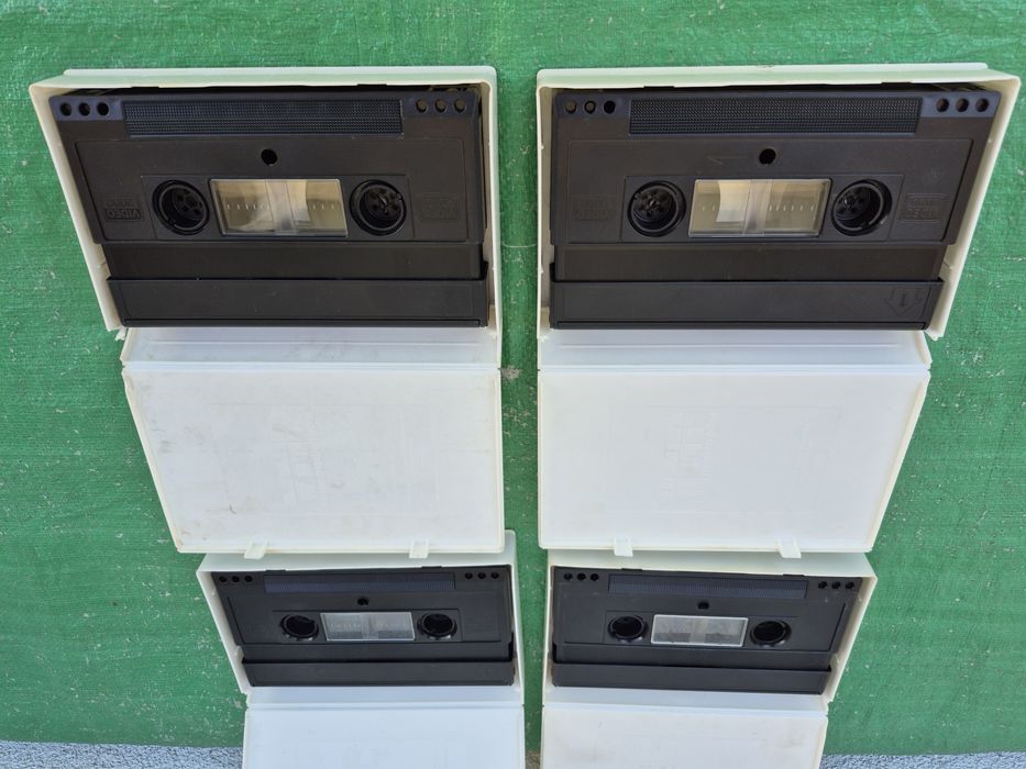 Vând 4 casete video 2000 VCC  ,240 minute. 2×2, colectie de filme