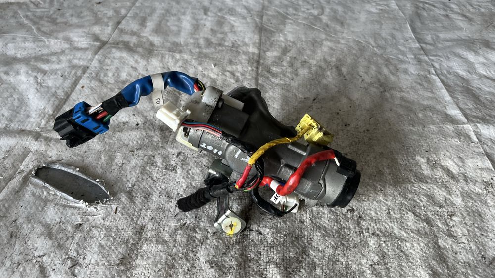 Huundai i30 контактен ключ