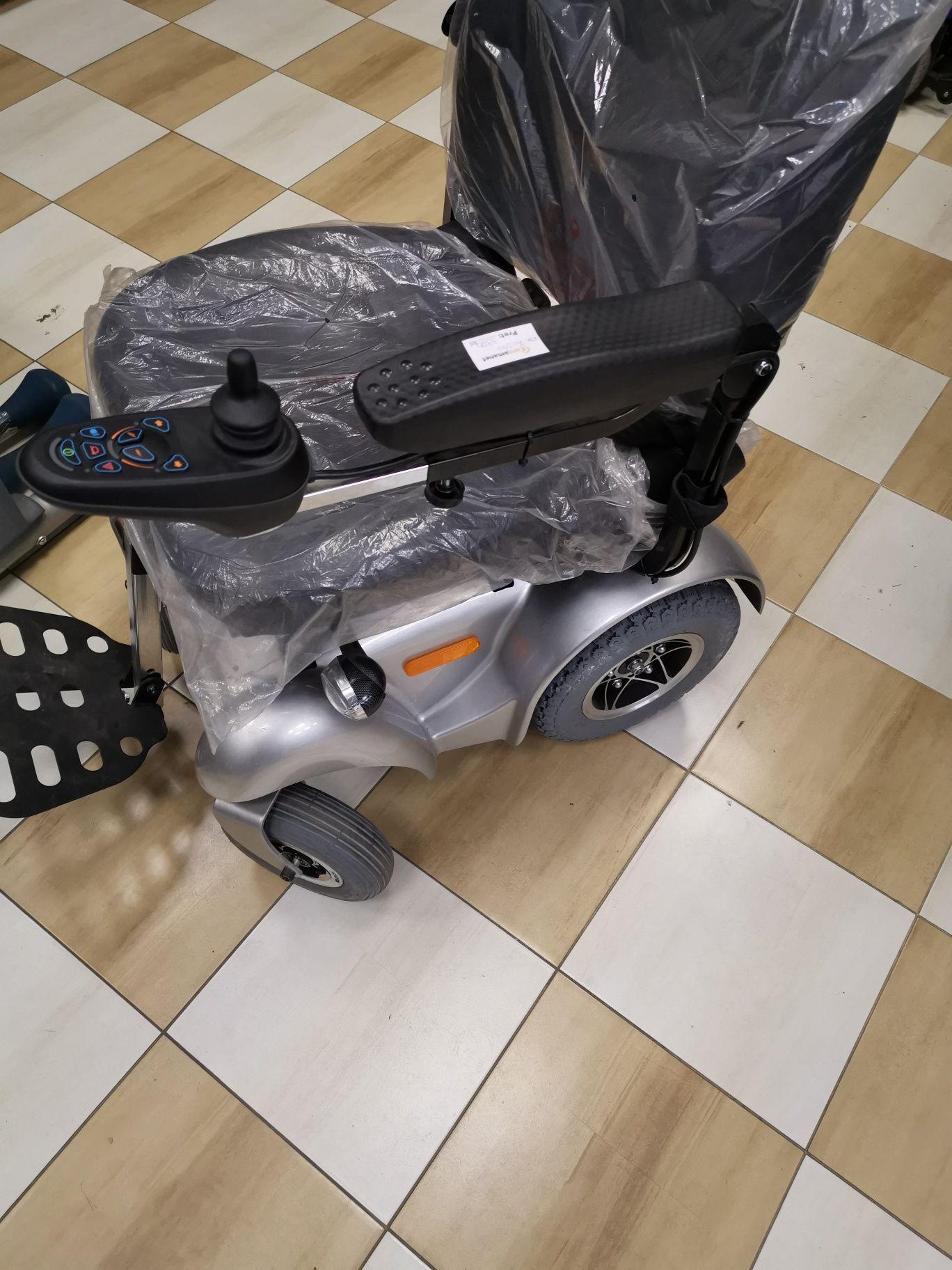 Carucior electric pentru persoane cu dizabilitati Viego A