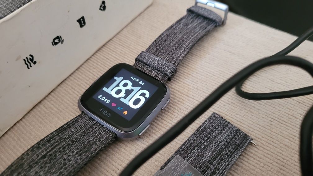 Ceas Fitbit Versa functional
Se vinde în cutie însoțit de încărcător ș