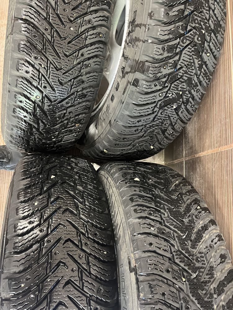 Много запазени зимни гуми Nokian Hakkapelitta 215/70 R16 Toyota Rav 4