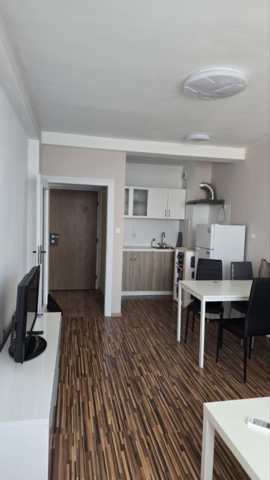 Продава обзаведен двустаен апартамент в квартал Младост 4