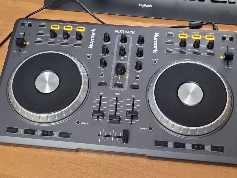 Диджейский пульт midi-контроллер Numark Mixtrack
