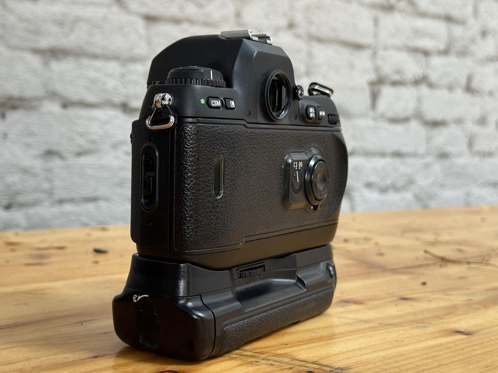 Camera film Nikon F100 Mint+++ cu grip