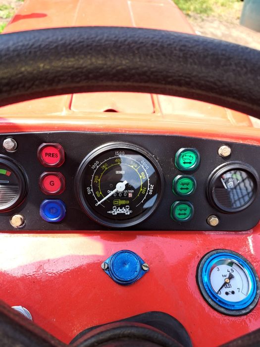 Tractor U-445 de vie