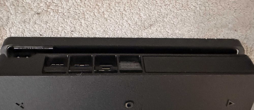 отличен Playstation 4 Slim 500Gb + 2 джойстика + чисто нова GTA V