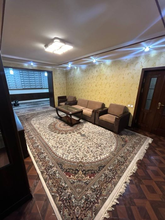 Ц 1 сдаются 4 х комнатная квартира в цегтре города.