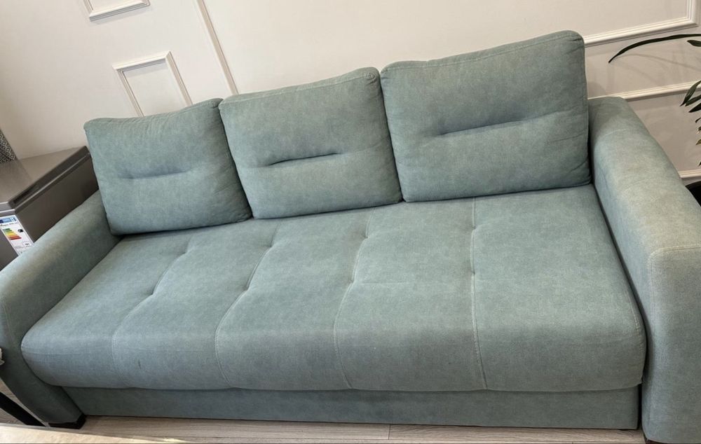 Диван в мятоном цвете.