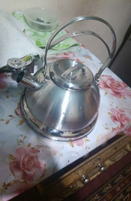 Новый чайник 2,5 литров. Vicalina  со свистком и откидной ручкой