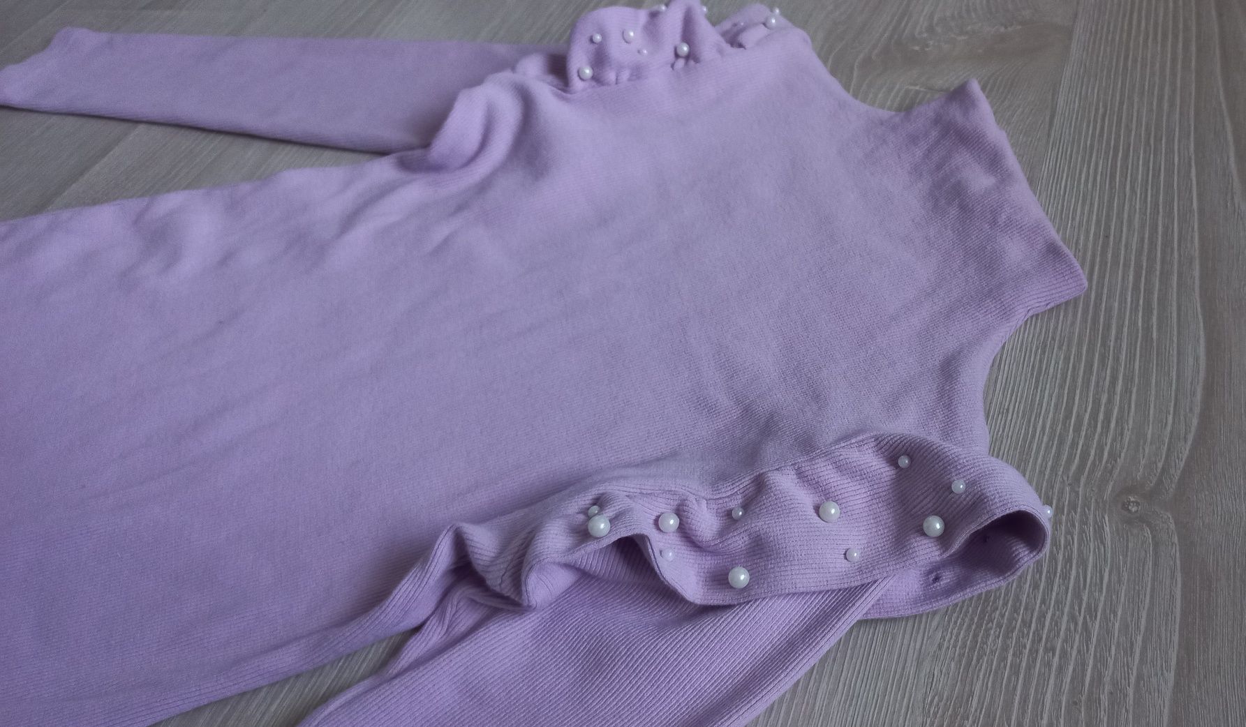 Rochie violet cu perle pe umeri