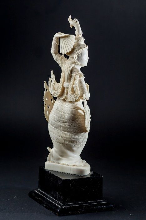 Эксклюзивная статуэтка из слоновой кости