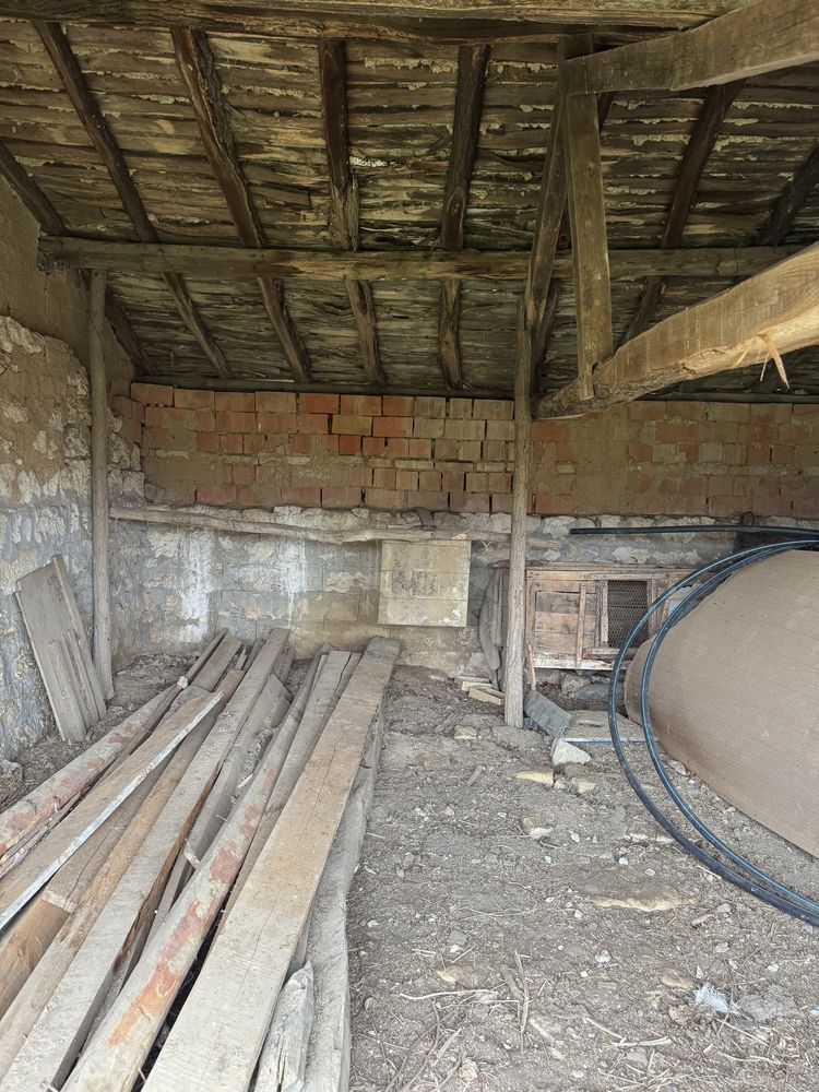 Каменна къща  с двор с. Вратарите на 35 км от Добрич и 60 км от Варна.