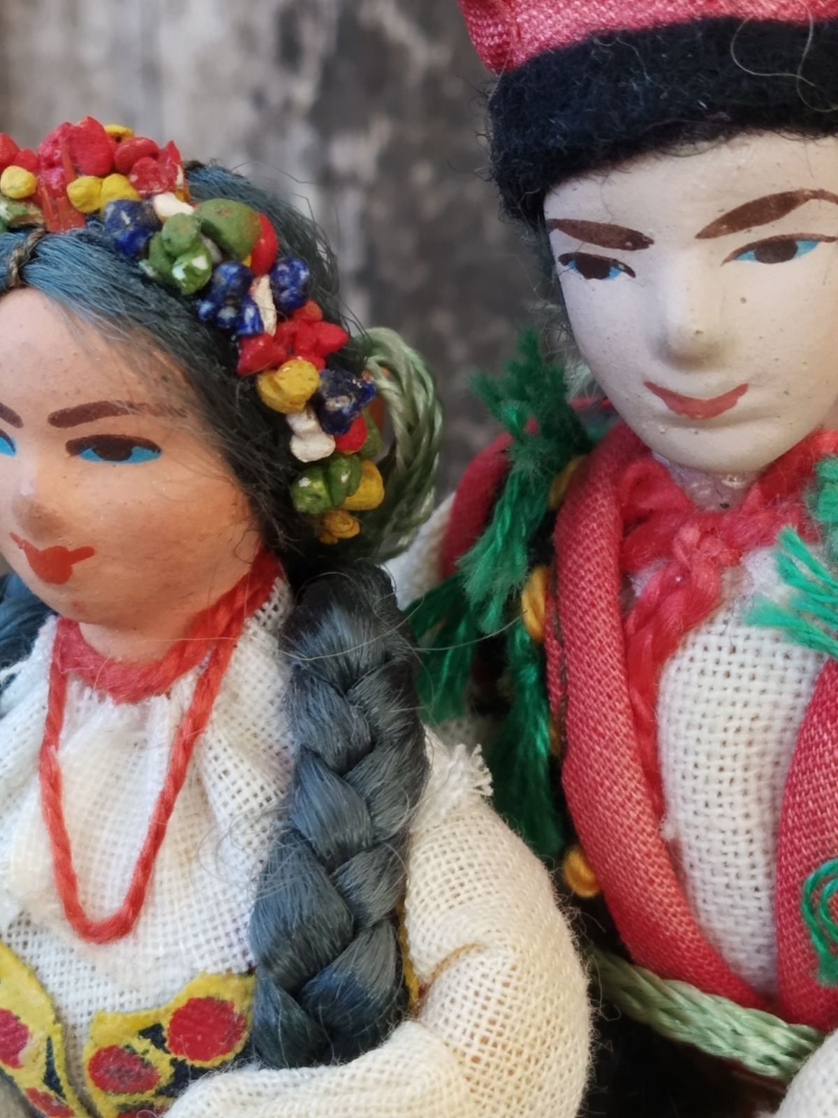 Красива стара статуетка на момче и момиче с народни носии