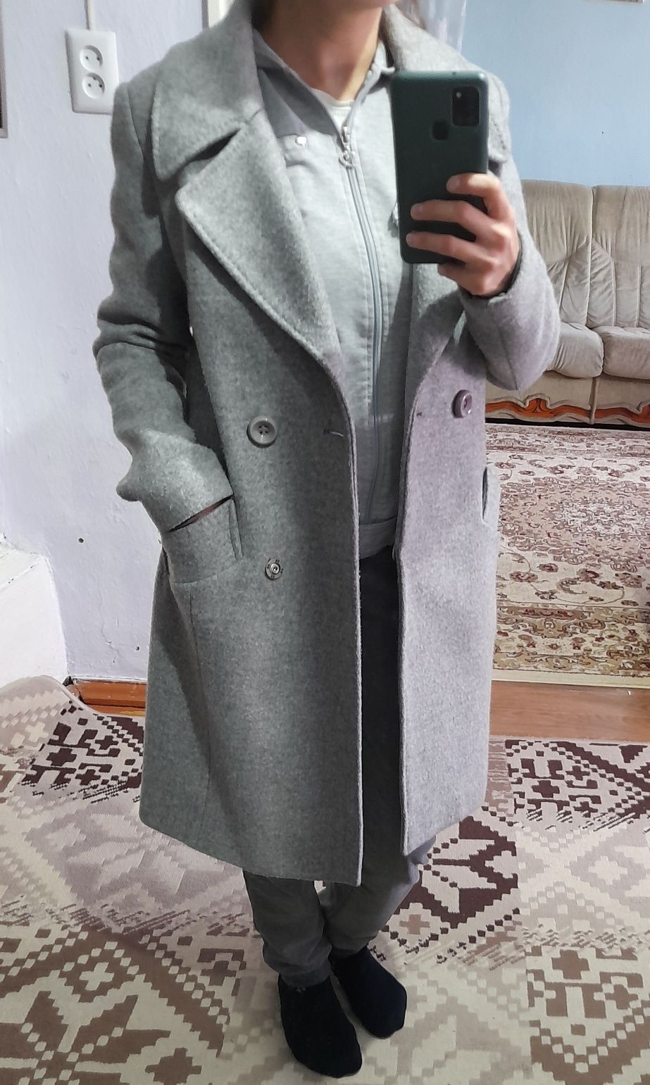 Пальто женское серого цвета