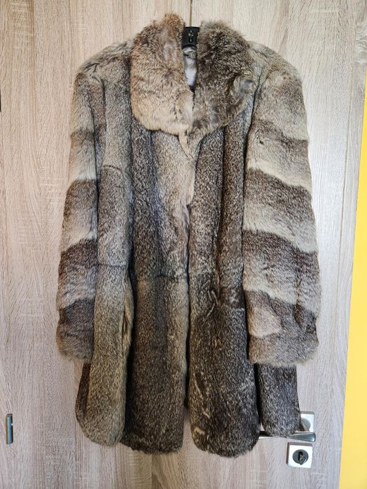 Продавам дамско заешко палто в много добро състояние.