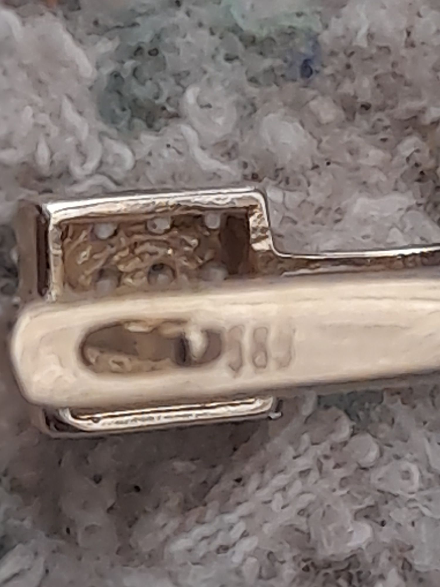 Tilla zirak sotiladi. 585 proba