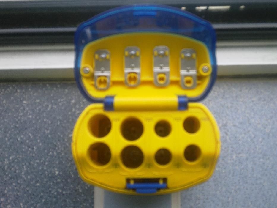 varta incarcator acumulatori