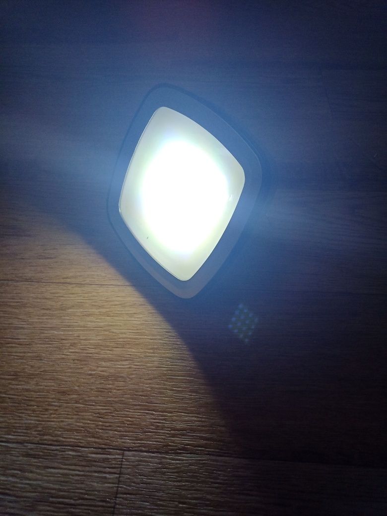 Лампа фонарик на солнечной зарядке