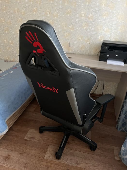 Продам игровое кресло Bloody в отличном состояни
