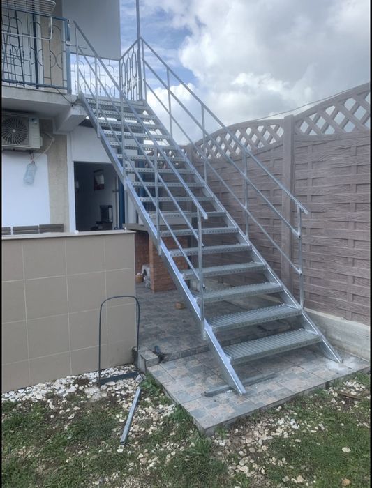 Vând scarii metalice zincate exterioare și pentru incendii , platforme