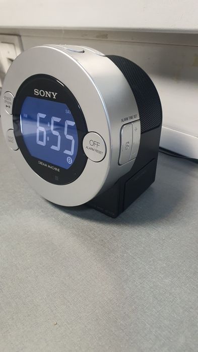SONY "Dream Machine" cu radio digital,ceas și alarma