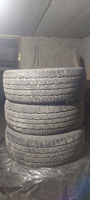 Продам покришка  липучка 3штук цена 15тыс  3 үшеуі не и диска  на 16