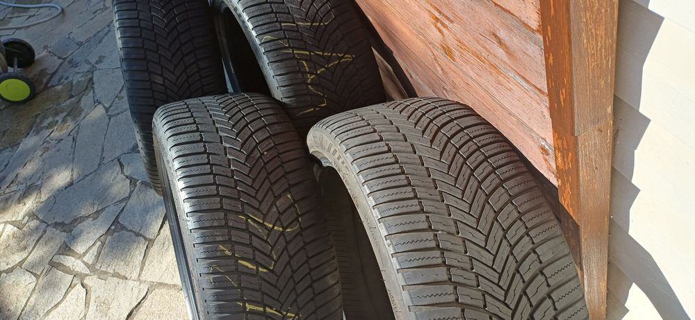 Bridgestone 235/40/19 всесезонни