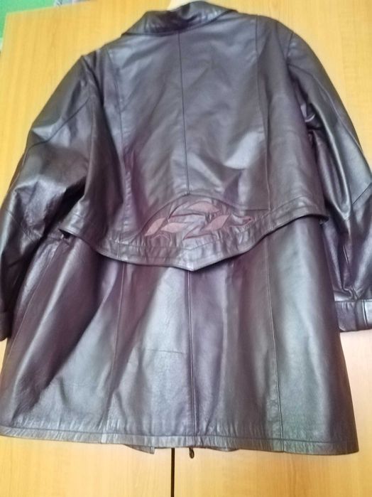Haina dama, piele naturala. Vișiniu cu model. Marimea 50, lungime 3/4.