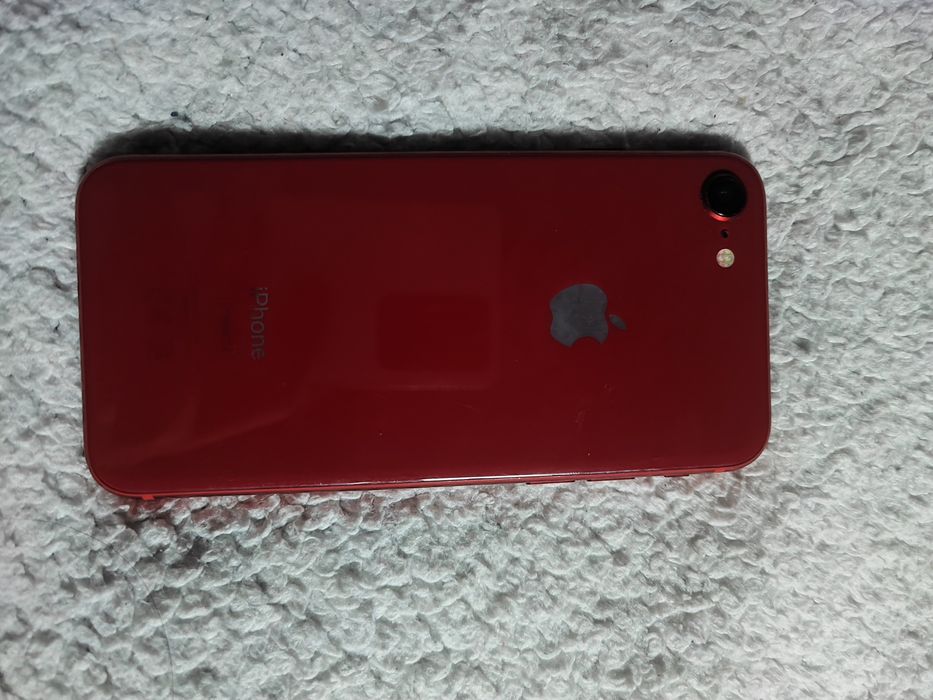 Vând iPhone 8 Red