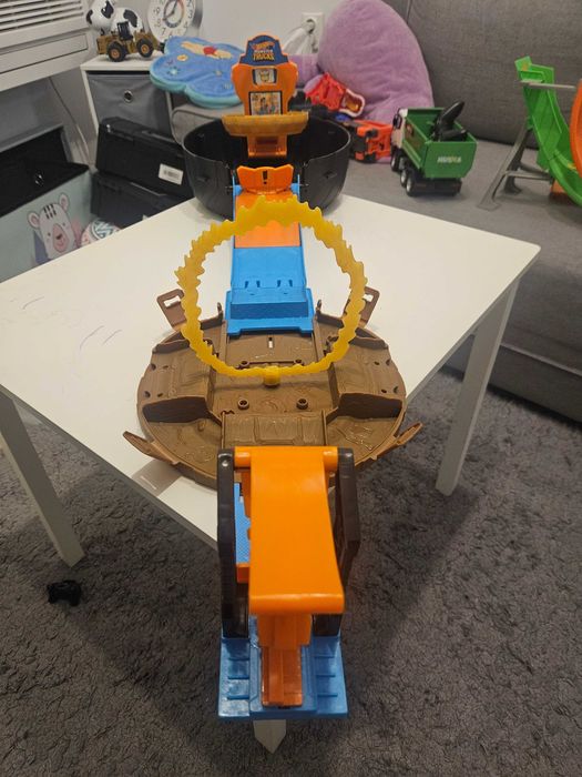 Продават се всички Hotwheels писти и Hotwheels city части за 45лв