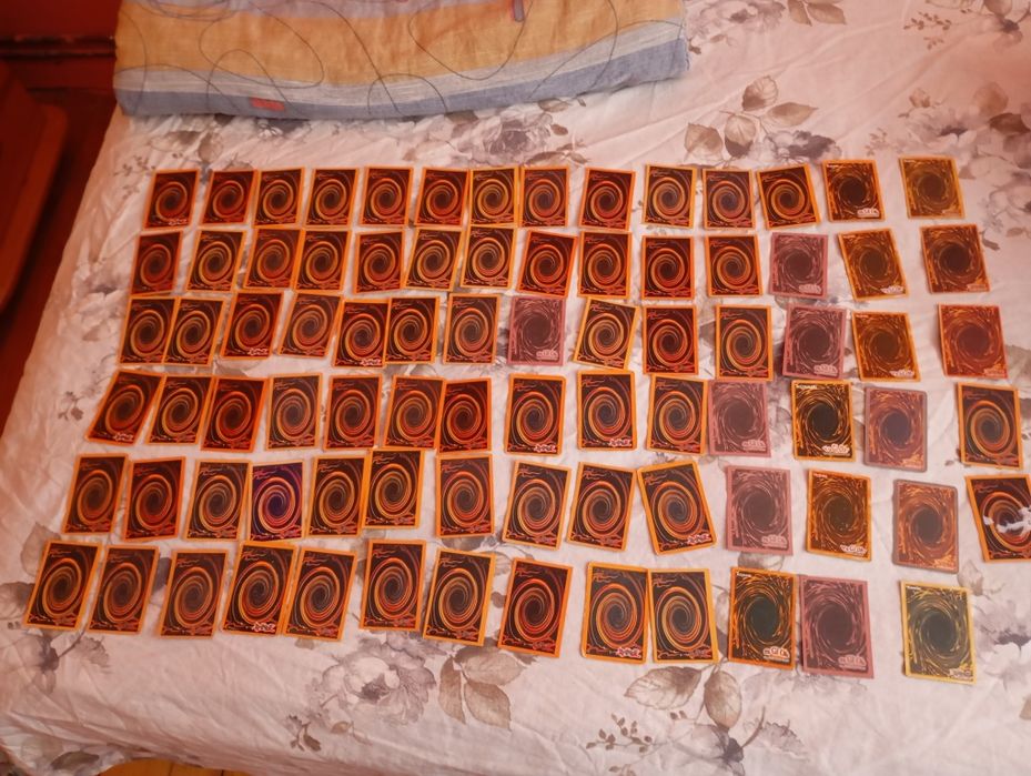 83 броя Югио карти.