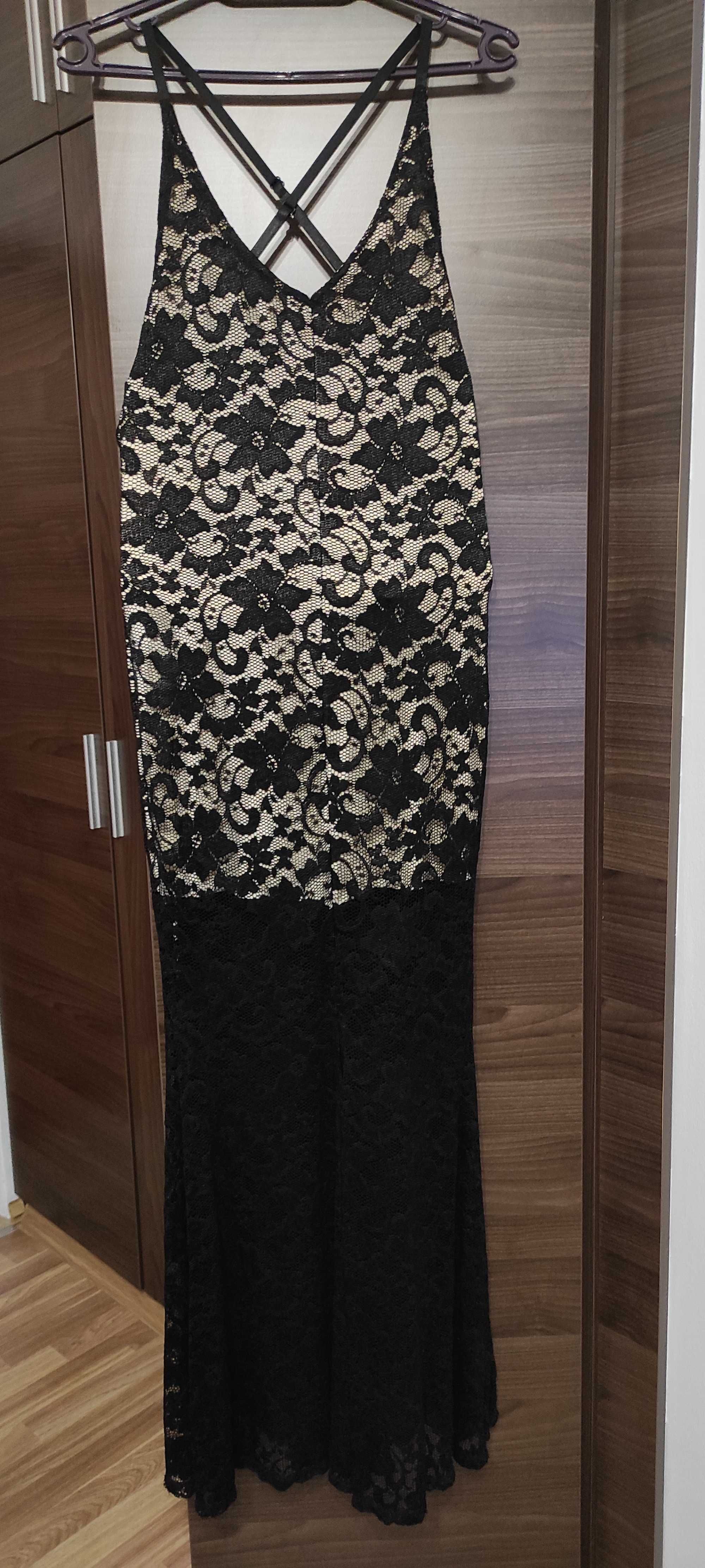 Официална дълга, черна, дантелена рокля  с гол гръб и цепка отпред