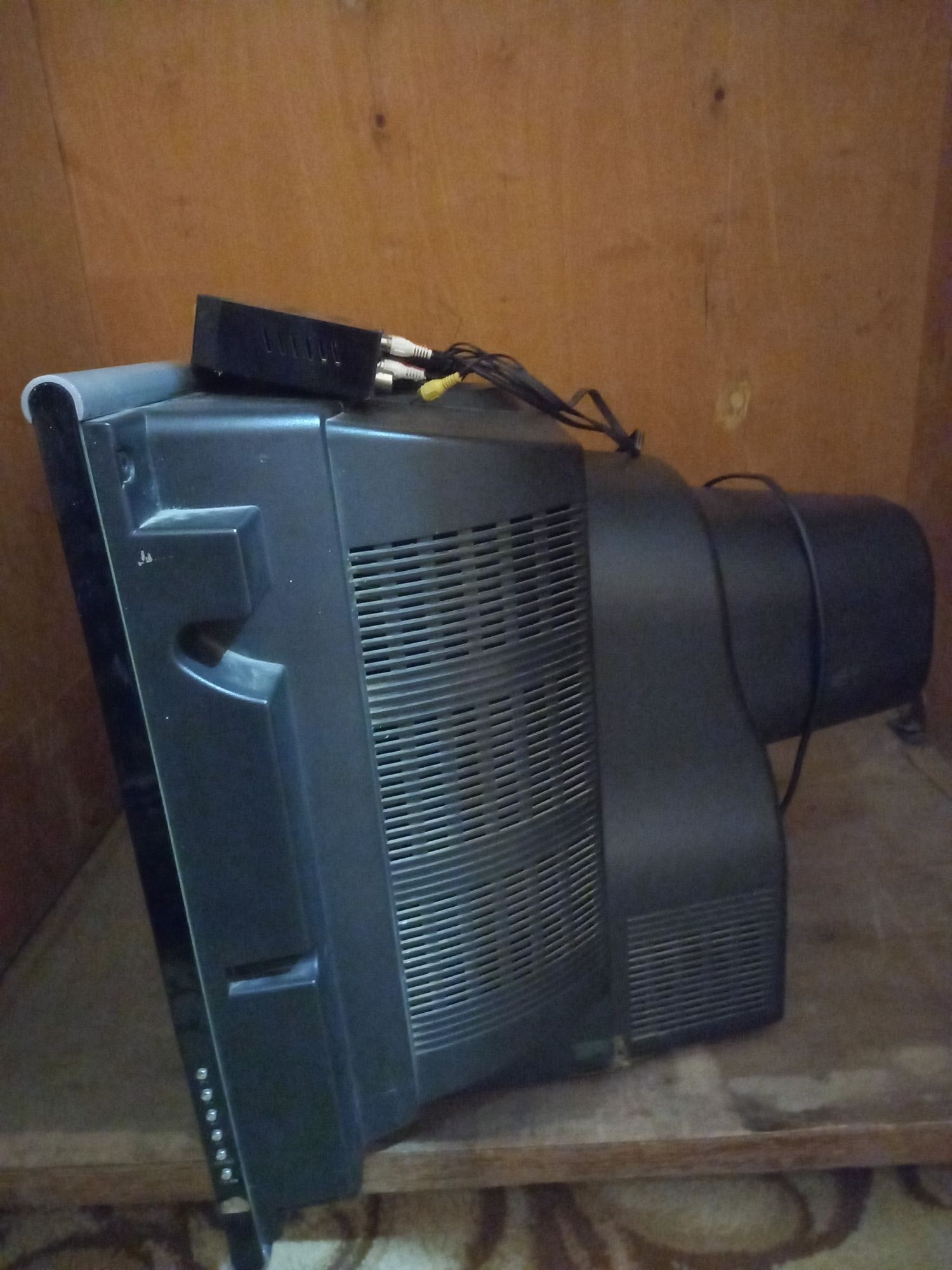 Televizor sotiladi