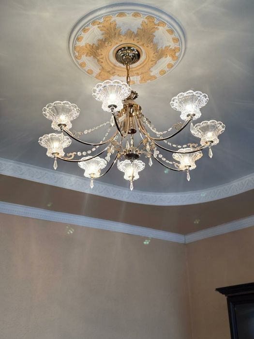 Люстра для зала в отличном состоянии