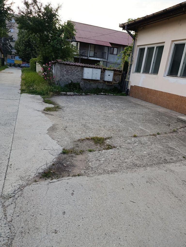 Ofer spații comerciale  și depozitare de închiriat.