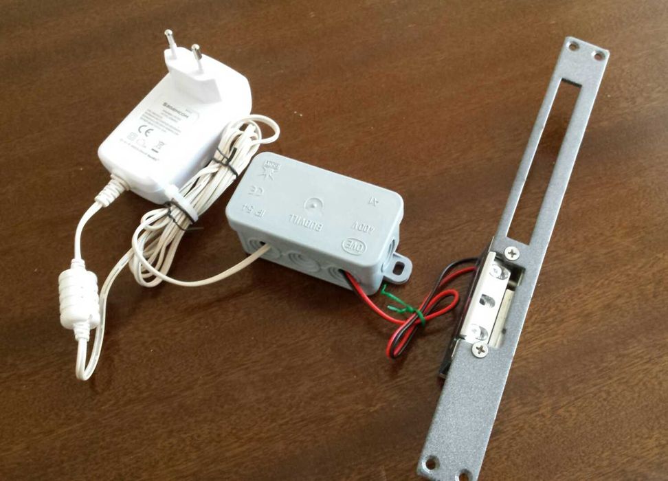 Управление на врати с насрещник, ролетни врати,гаражни врати.