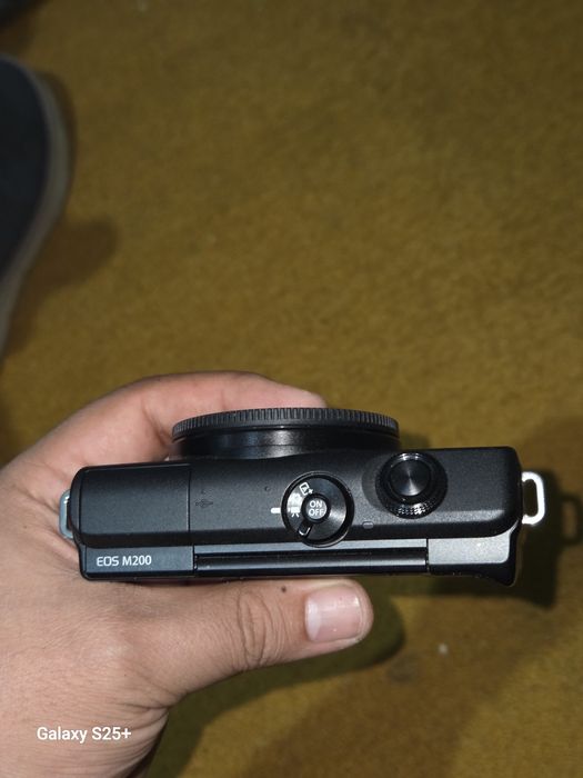 EOS M200 Canon yangi
