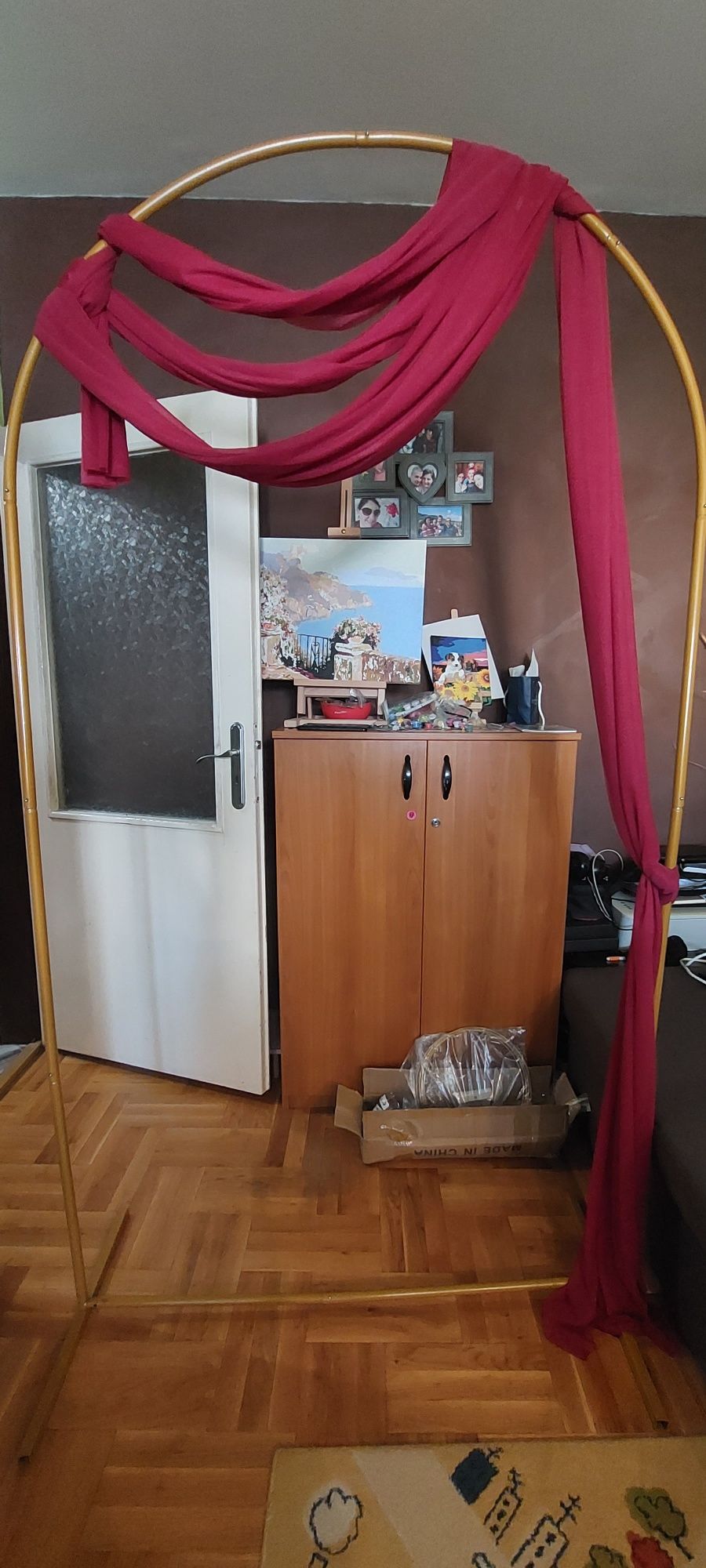 Метална арка -размери 2,20м × 1,20м с бордо воал подарък