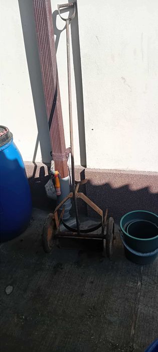 Vând căruț metalic vechi pentru transportul buteliilor de gaz.