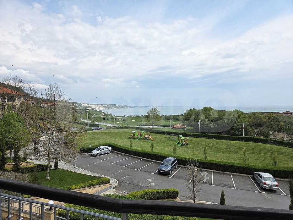 Тристаен апартамент в елитен голф комплекс Thracian Cliffs Golf Resort