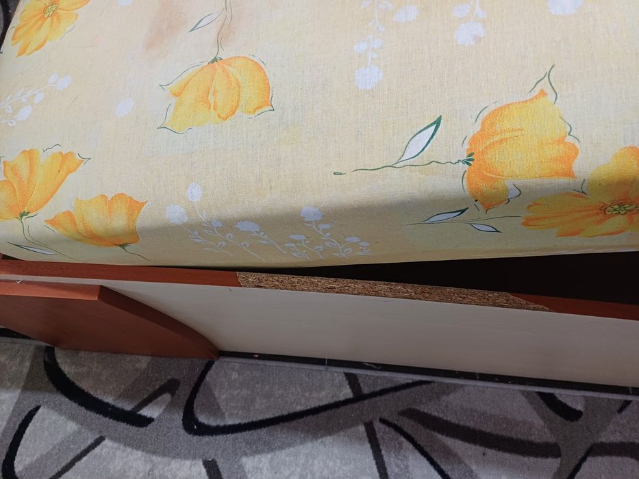 Спалня с повдигащ механизъм, матрак и две нощни шкафчета