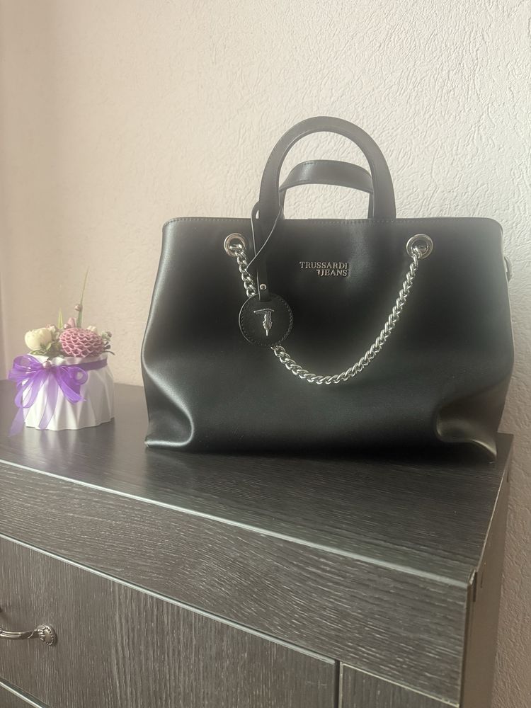 Елегантна дамска чанта Trussardi