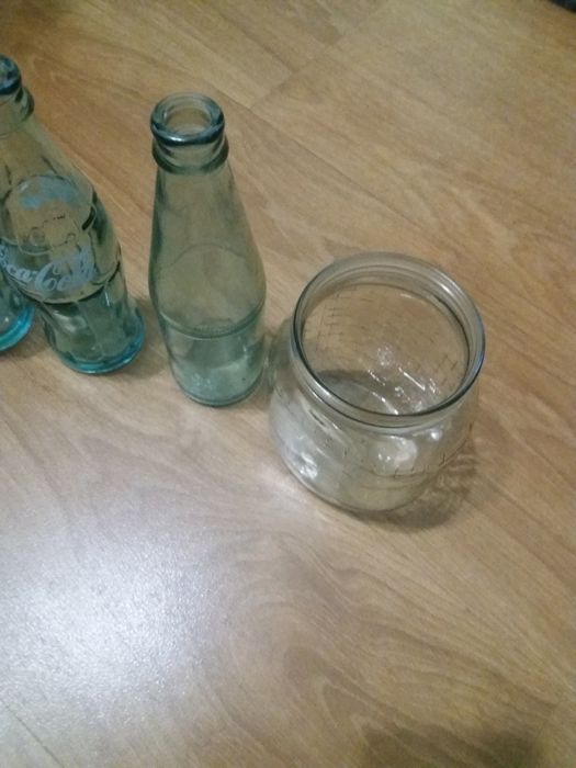 Три броя стъклени бутилки от кока кола