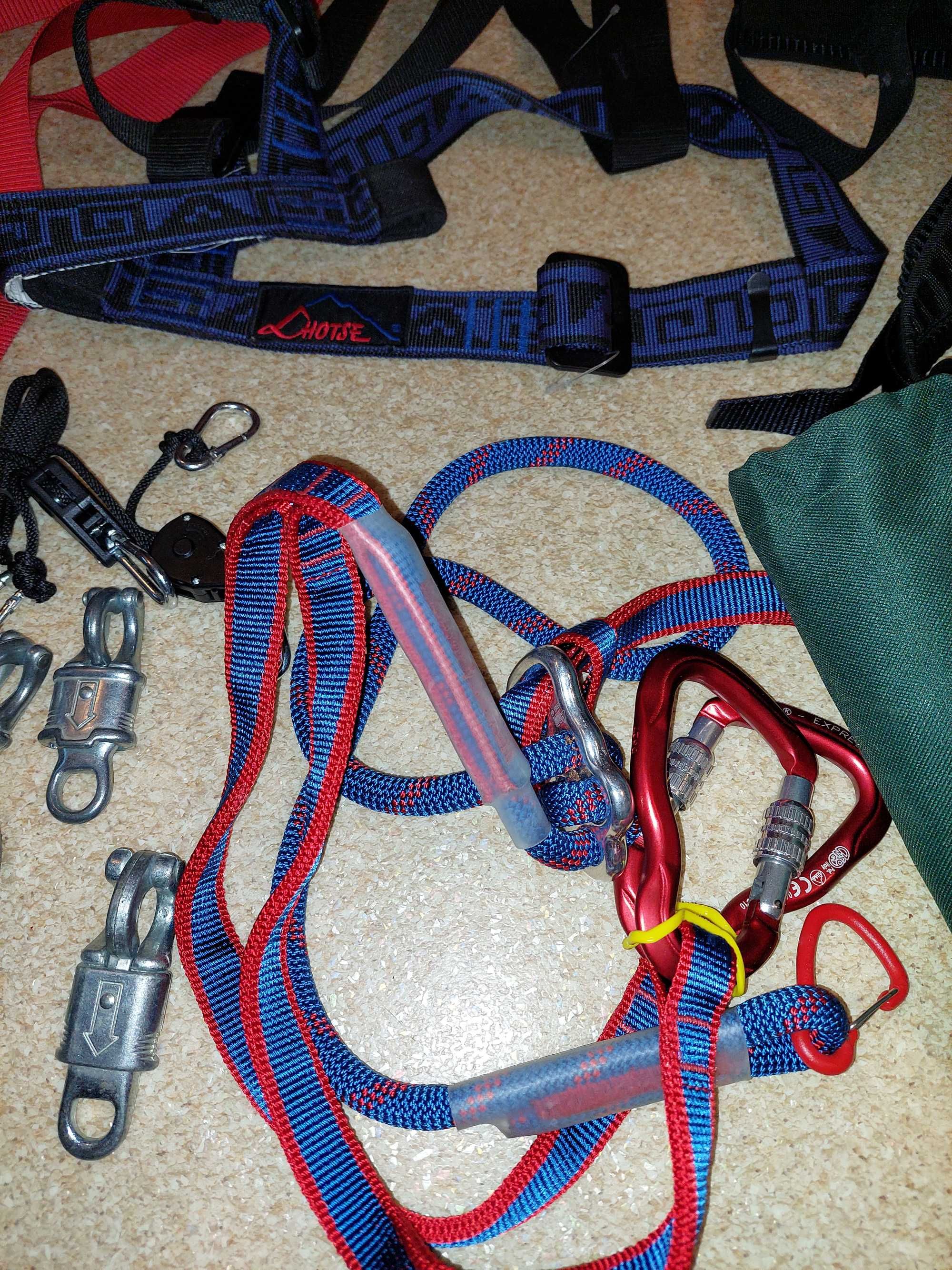Vând  accesorii pentru alpinism în  starea  foarte bună